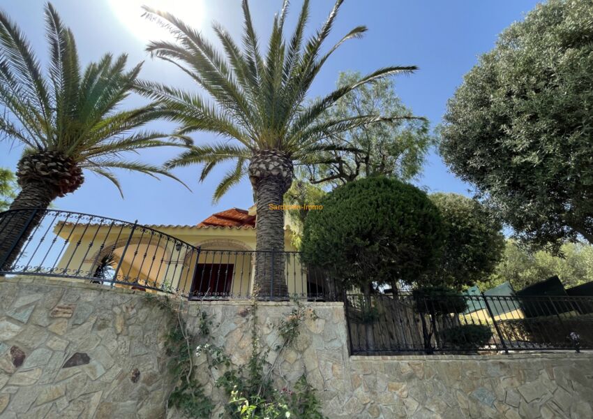 Villa in posizione selezionata con vista sul mare